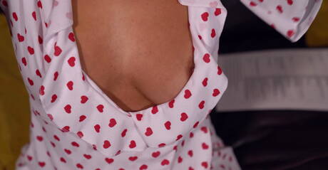 Downblouse Jerk offers a free photo gallery with Bonnie has a well-done body