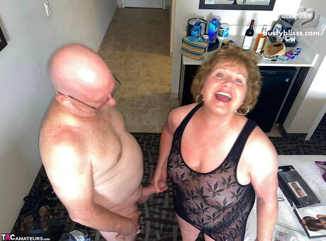 TAC Amateurs offers a xxx picture gallery with Busty Bliss in blowing dick porn